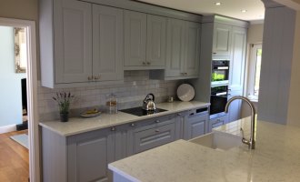TRADITIONAL KITCHEN STYLE WITH A MODERN TWIST FOR FAMILY KITCHENS