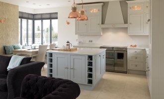 A TRADITIONAL KITCHEN WITH A MODERN TOUCH