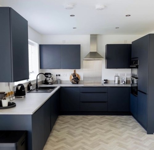 Modern blue kitchen with brass handles  Navy blue kitchen cabinets, Dark blue  kitchens, Kitchen room design